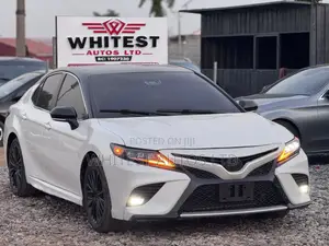 Toyota Camry SE (2.5L 4cyl 8A) 2019 White