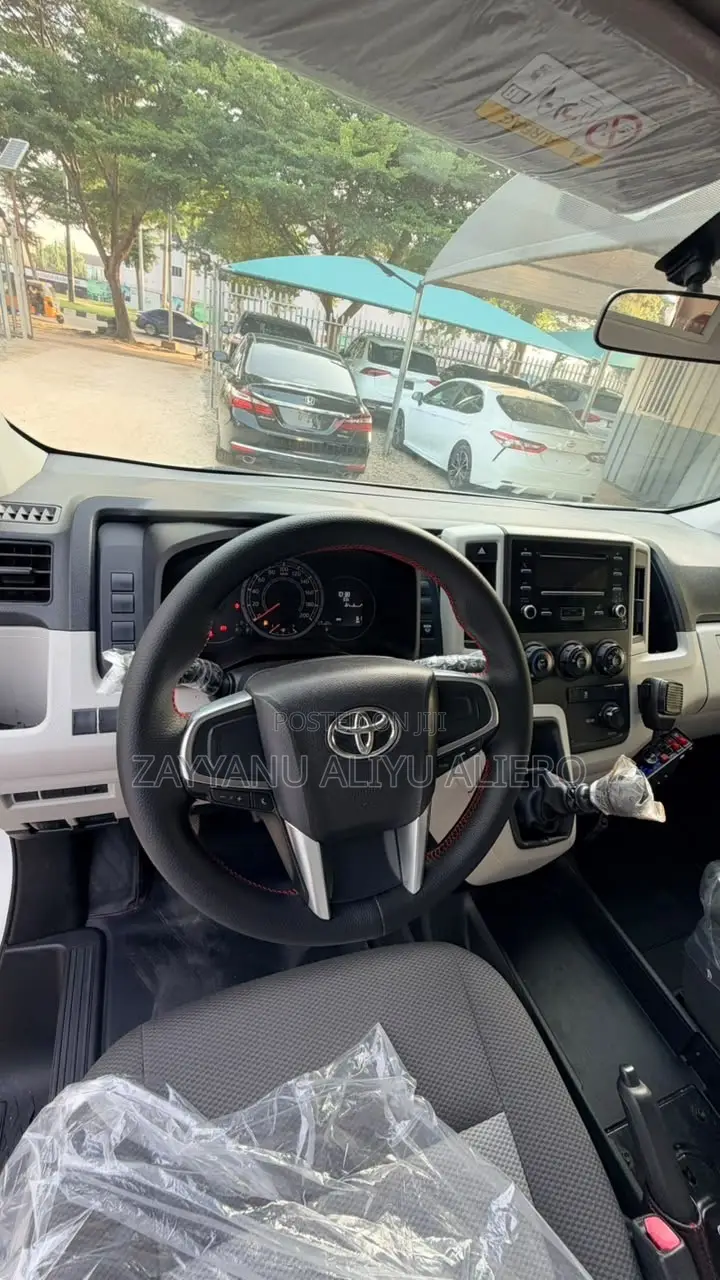 Toyota Grand HiAce 2002 White