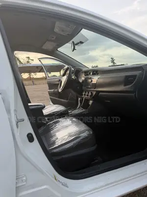 Toyota Corolla LE 4dr Sedan (1.8L 4cyl CVT) 2016 White