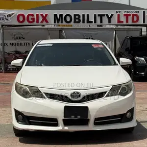 Toyota Camry SE 4dr Sedan (2.5L 4cyl 6A) 2013 White