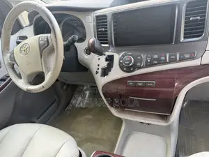 Toyota Sienna XLE 7 Passenger Mobility 2012 Silver
