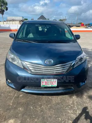Toyota Sienna XLE 8 Passenger (3.5L 6cyl 8A) 2017 Blue