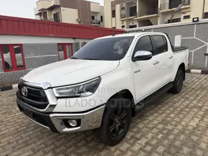 Toyota Hilux 2024 White