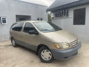 Toyota Sienna 2002 Gold