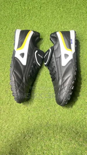 Newmen Soccer Astroturf Canvas Boot (Size 48)