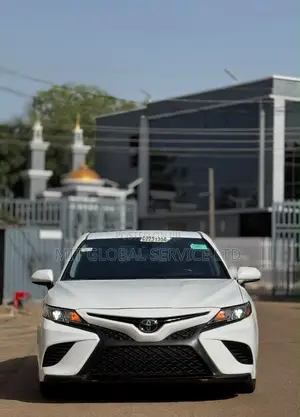 Toyota Camry SE FWD (2.5L 4cyl 8AM) 2018 White
