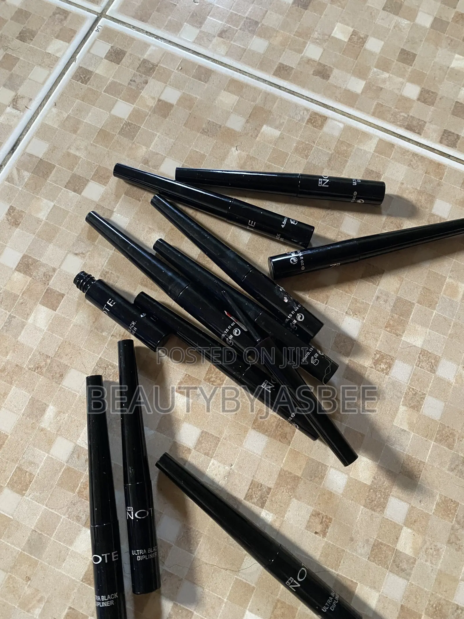 Liquid Winged Eyeliner for Precise Eye Makeup