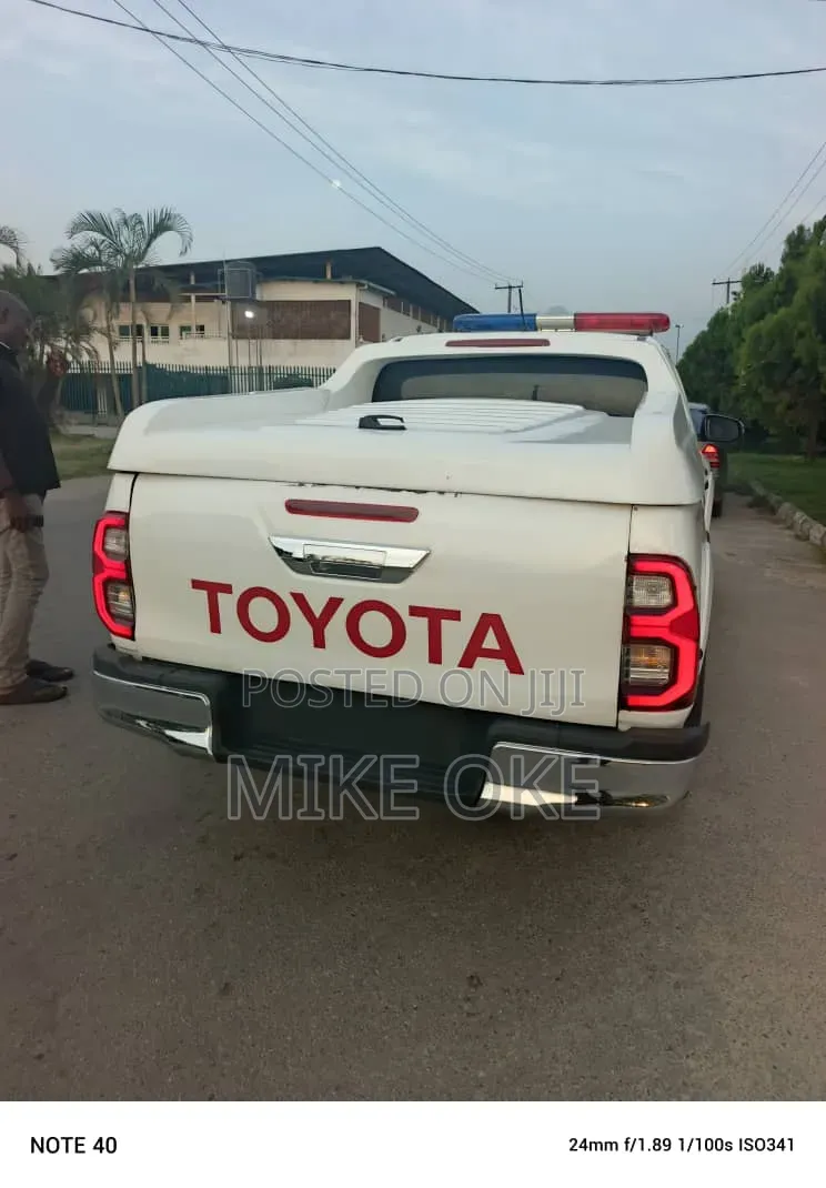 Toyota HiAce 2014 White