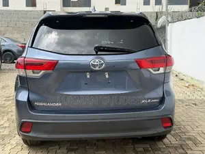 Toyota Highlander XLE 2019 Blue