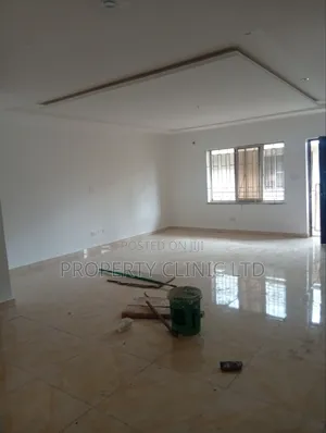3bdrm Block of Flats in Off Estaport Avenue for rent