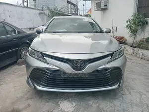 Toyota Camry 2018 Silver