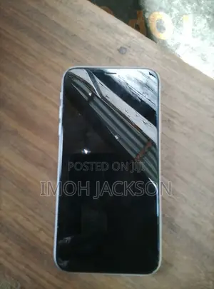 Apple iPhone XR 64 GB White