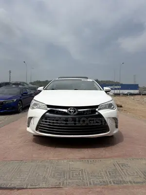Toyota Camry SE 4dr Sedan (2.5L 4cyl 6A) 2017 White