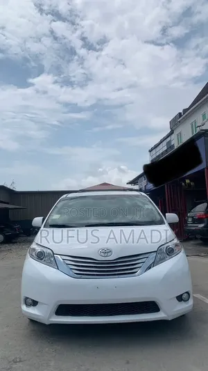Toyota Sienna XLE Premium 7 Passenger (3.5L 6cyl 8A) 2017 White