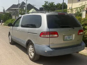 Toyota Sienna LE & 1 hatch 2000 Gold