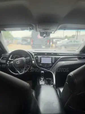 Toyota Camry SE FWD (2.5L 4cyl 8AM) 2018 White