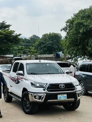 Toyota Hilux 2021 White