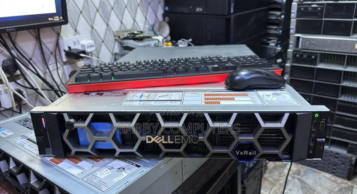 Server Dell PowerEdge R740 64GB Intel Xeon HDD+SSD 3T