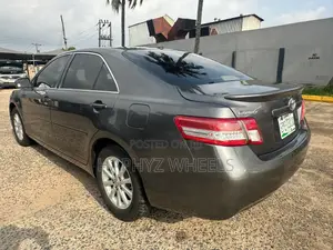 Toyota Camry XLE 4dr Sedan (2.5L 4cyl 6A) 2011 Gray