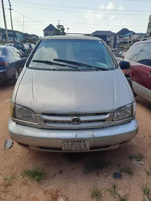 Toyota Sienna 1999 Red