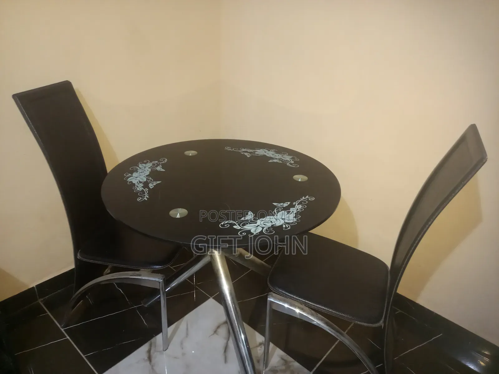 Round Dining Table and Chair