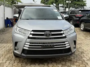 Toyota Highlander XLE 4x4 V6 (3.5L 6cyl 8A) 2018 Silver