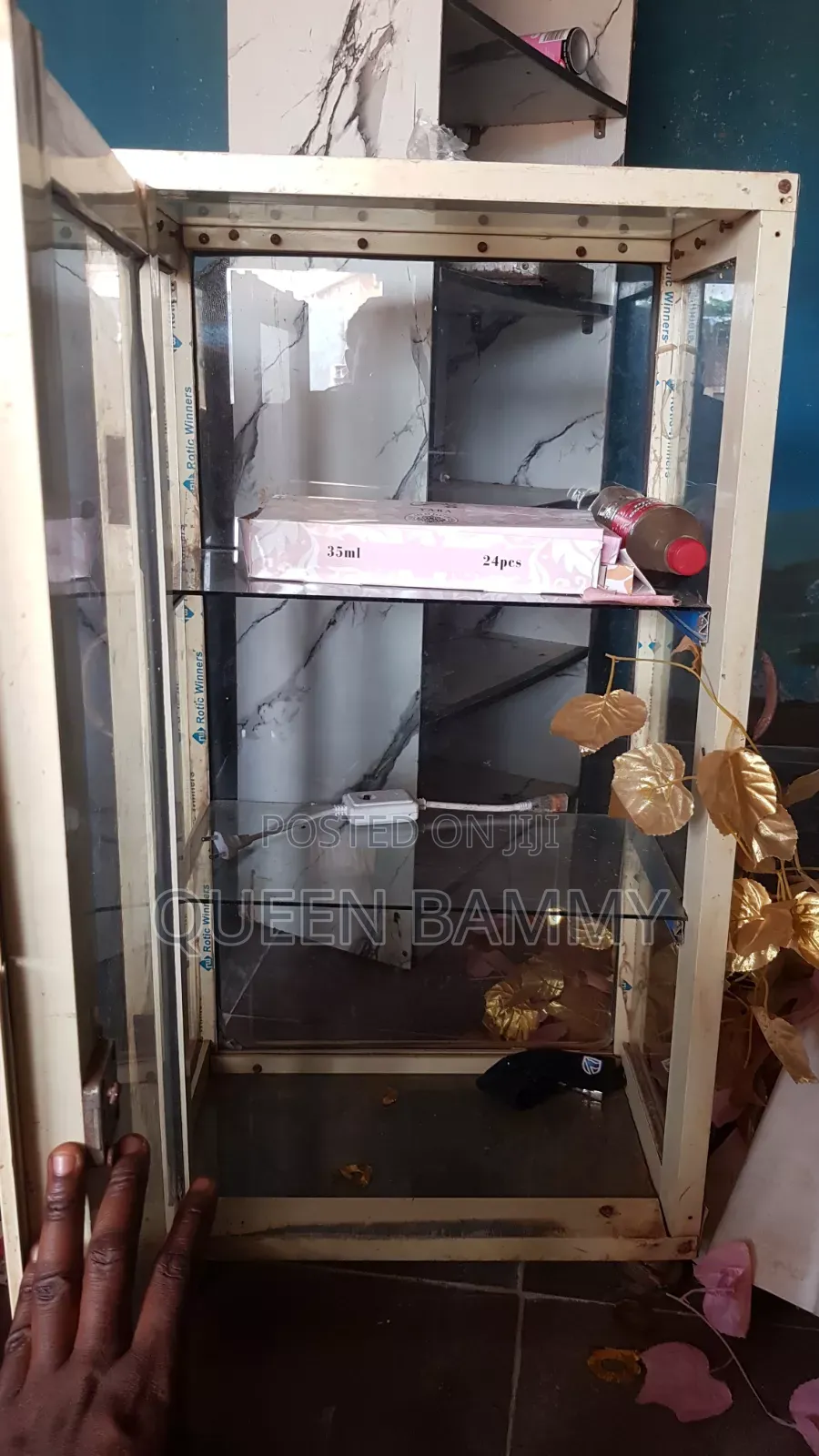 Showglass Display