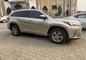 Toyota Highlander XLE V6 4x2 (3.5L 6cyl 6A) 2016 Gold