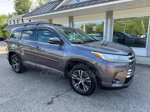 Toyota Highlander SE 4x4 V6 (3.5L 6cyl 8A) 2018 Gray