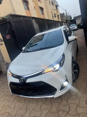 Toyota Corolla XLE (1.8L 4cyl 2A) 2019 White