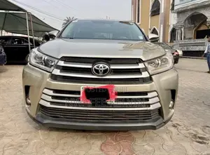Toyota Highlander XLE V6 4x2 (3.5L 6cyl 6A) 2016 Gold
