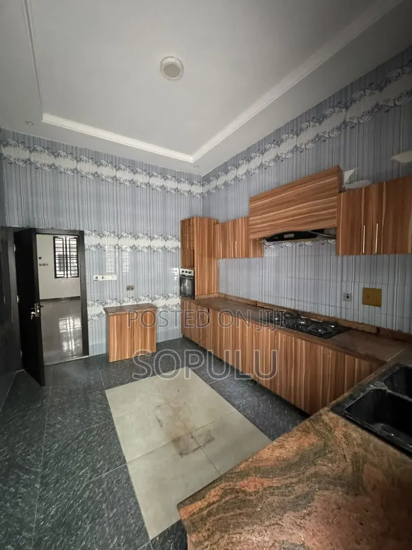 4bdrm Duplex in Chevron for rent