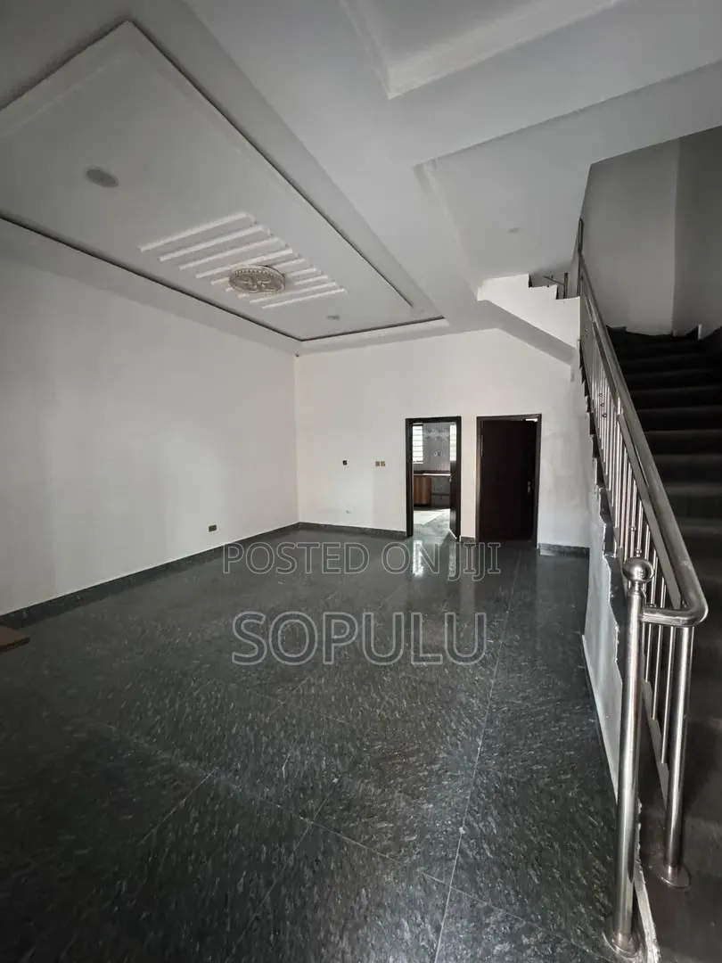 4bdrm Duplex in Chevron for rent