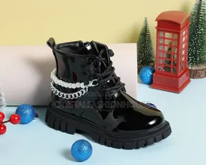 Girls Beautiful Boots With Chain. Sizes 31 to 36