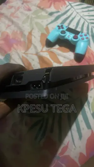 Play Station 4 Slim