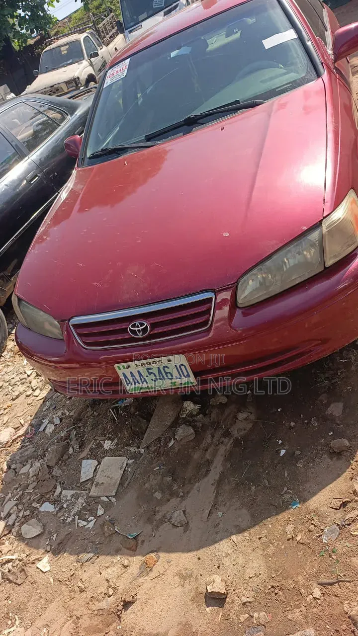 Toyota Camry 2000 Red