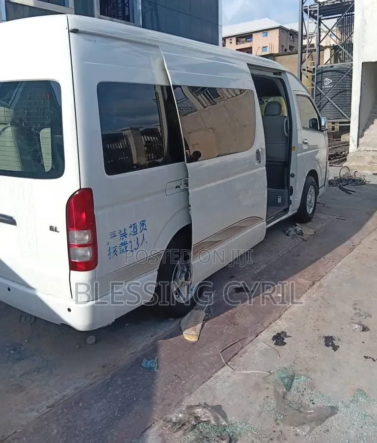 Toyota HiAce 2013 White