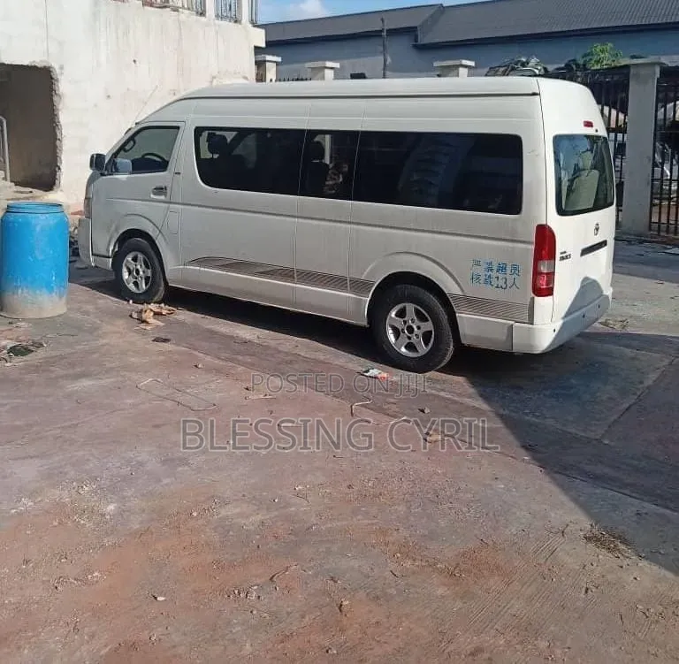 Toyota HiAce 2013 White