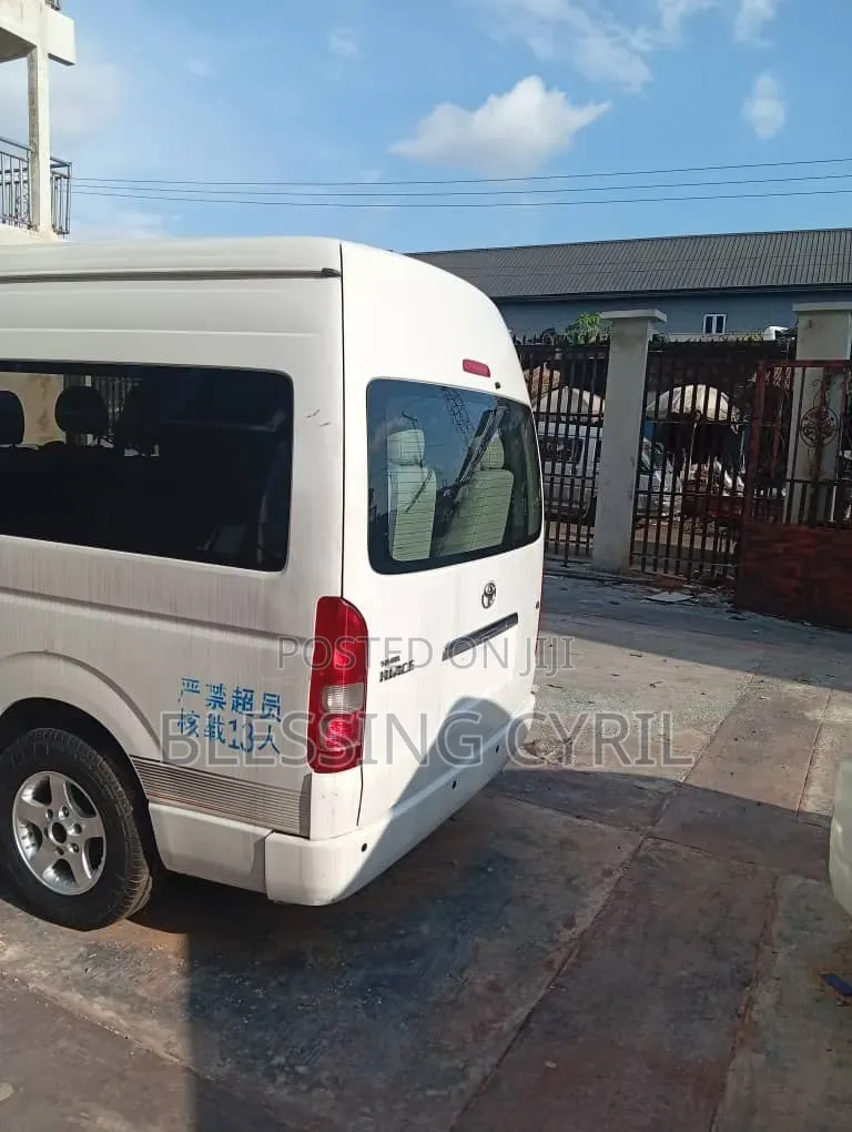 Toyota HiAce 2013 White