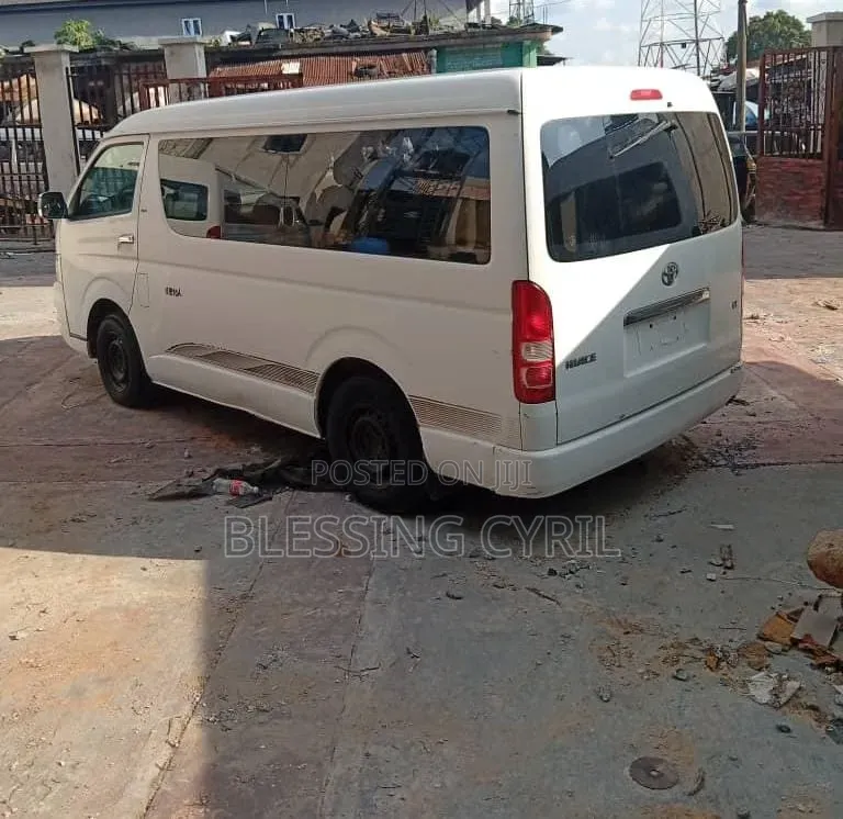Toyota HiAce 2013 White