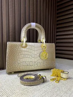 Elegant Luxury Ladies Handbag – Stylish, Classy