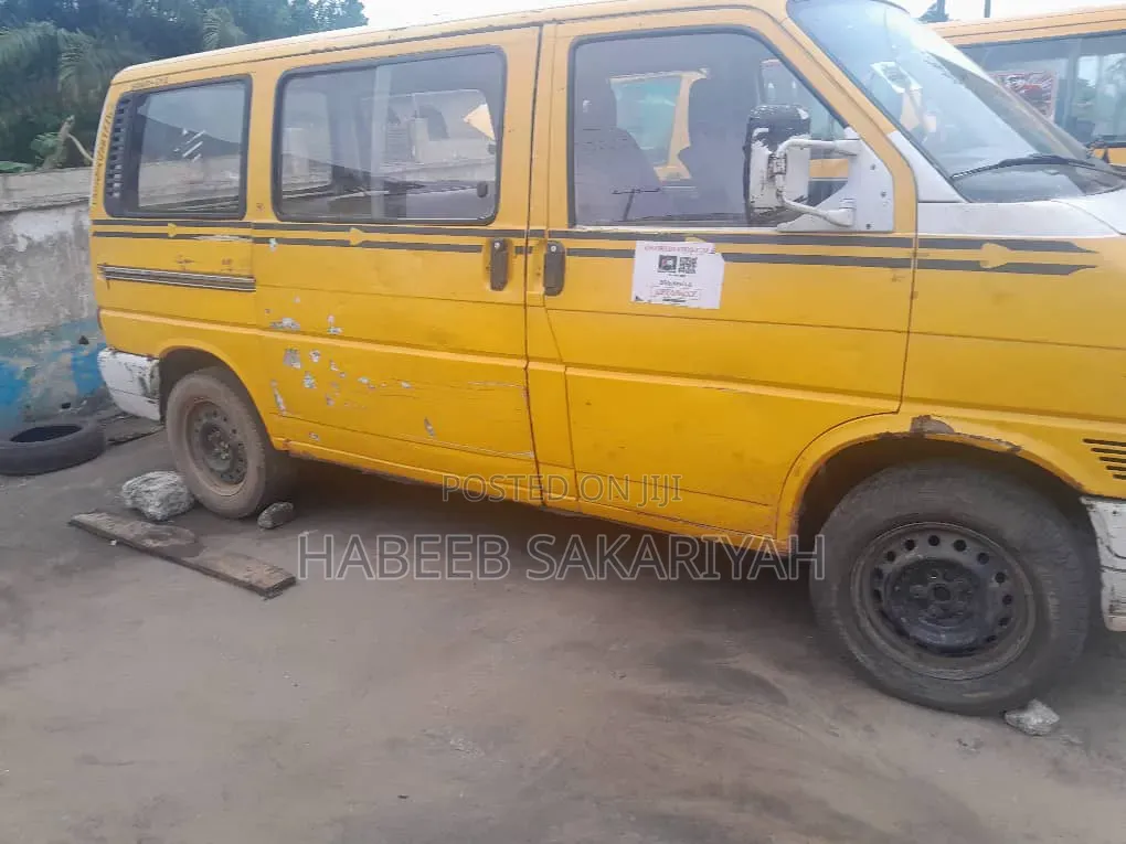 Volkswagen Transporter 2002 Yellow