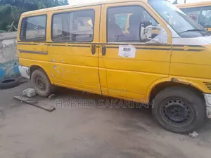 Volkswagen Transporter 2002 Yellow