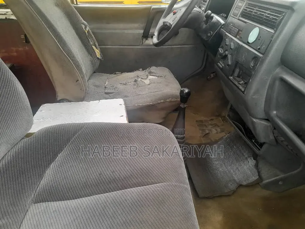 Volkswagen Transporter 2002 Yellow