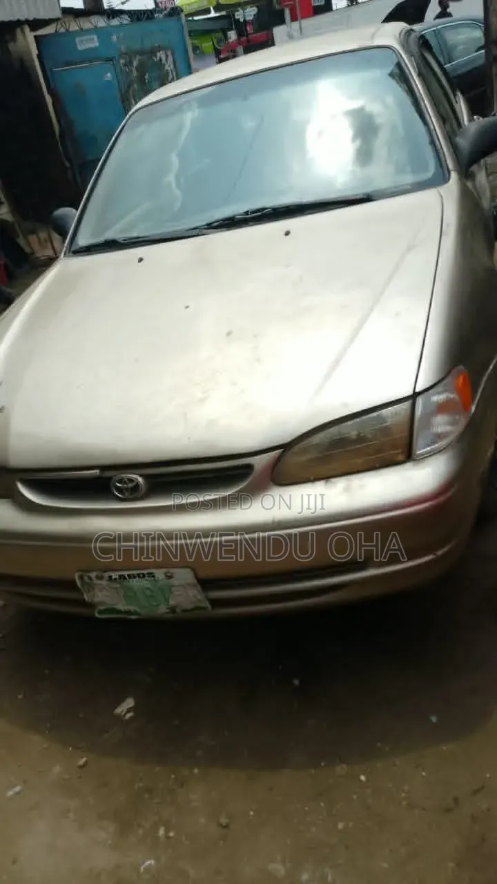 Toyota Corolla 2000 Gold