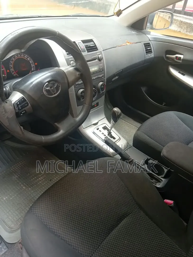 Toyota Corolla 2010 Silver