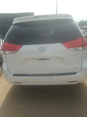 Toyota Sienna 7 Passenger 2012 White