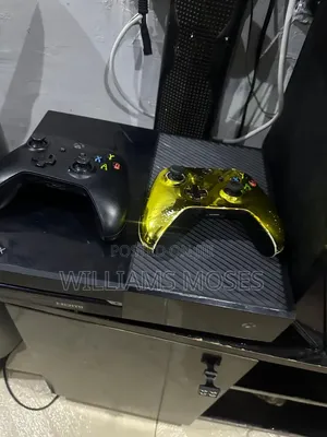 Xbox One With 2 Pads