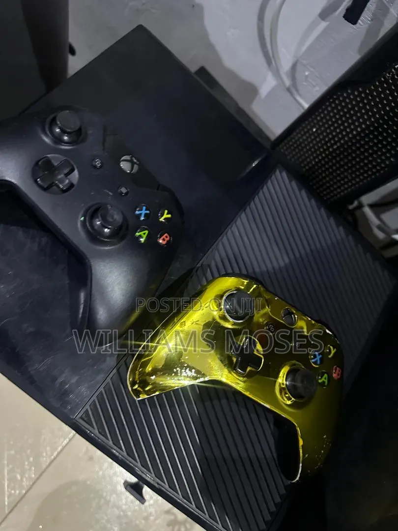 Xbox One With 2 Pads