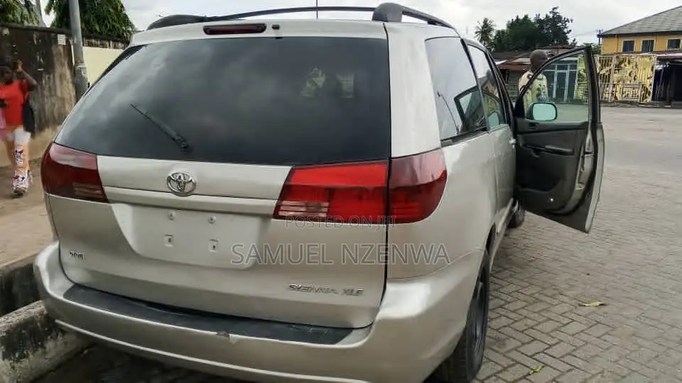 Toyota Sienna 2005 Silver